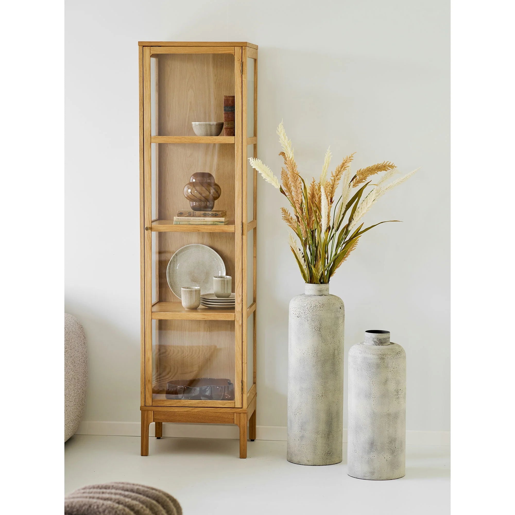 Vitrine en chêne clair haute et élancée avec panneaux verre, pour vase béton beige H78 cm