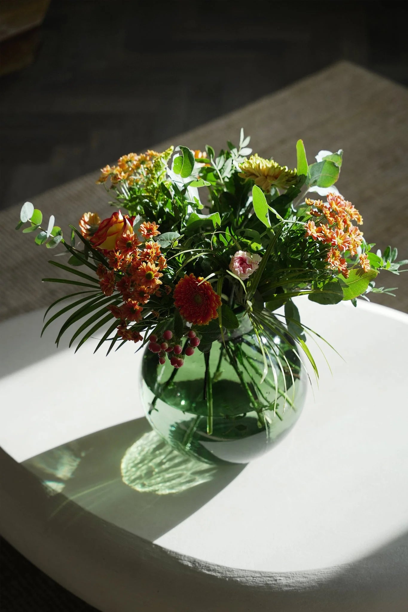 Vase ovale en verre recyclé 100% vert texturé effet dégradé H23 cm