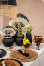 Décor de table élégant avec vase rond noir en terre cuite et raphia Ø29 cm
