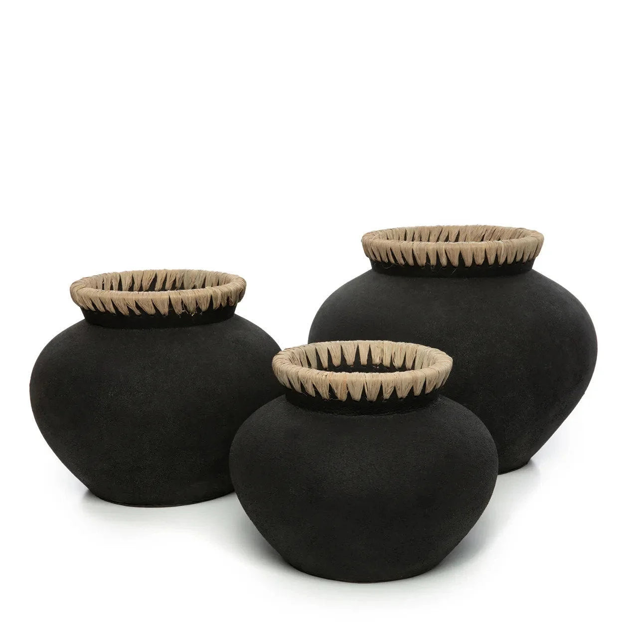 Set de trois pots en céramique noire avec textures et rives claires pour décoration intérieure