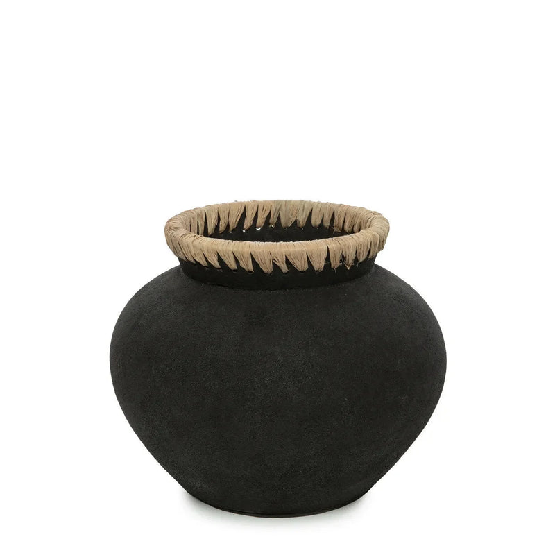 Vase rond noir en terre cuite et raphia – Ø29 cm