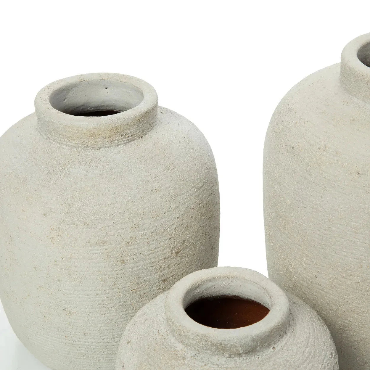 Ensemble de trois vases en céramique beige texturée avec finition mate, hauteur 14 cm