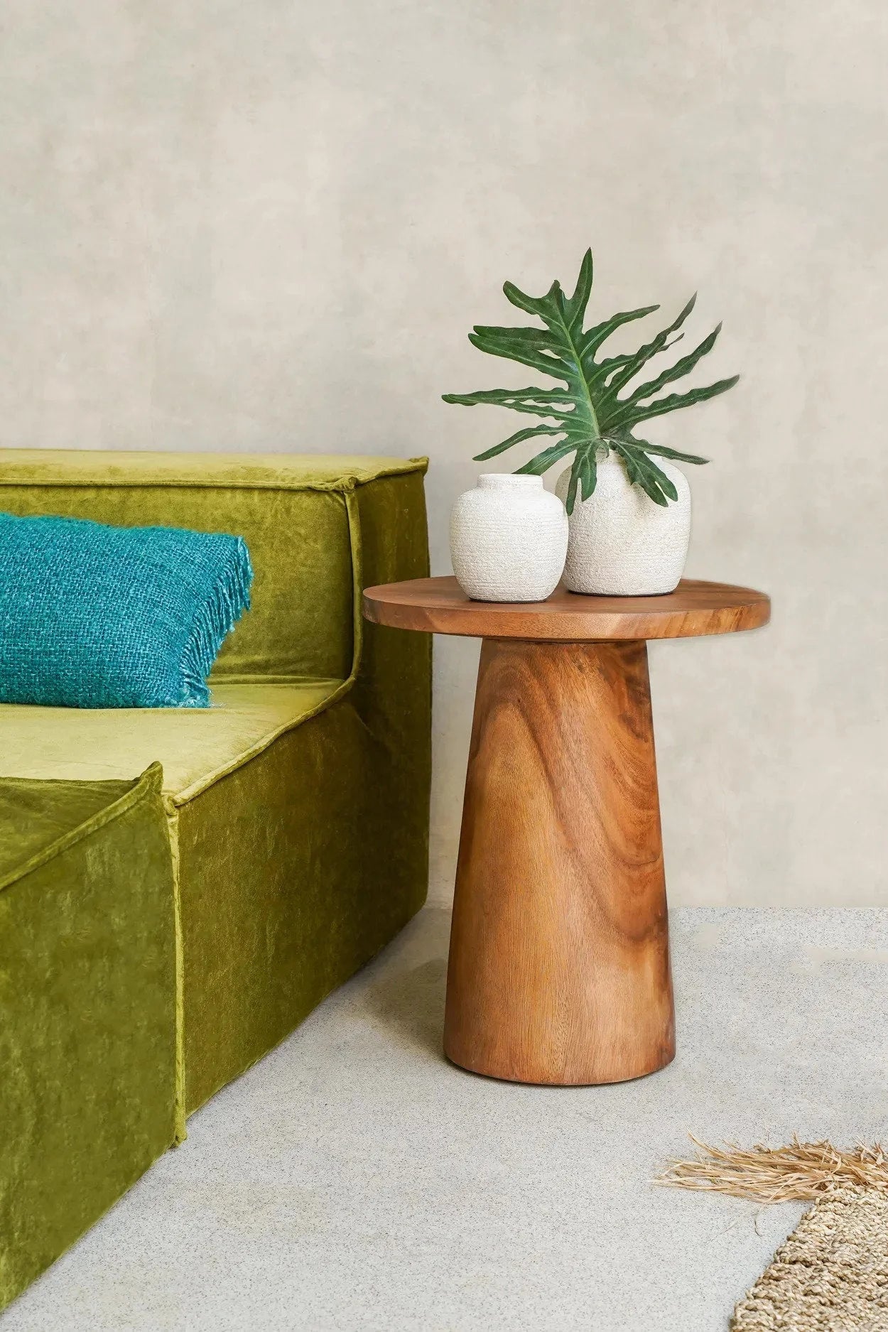 Table d’appoint en bois clair avec dessus rond et base conique, parfait pour décoration
