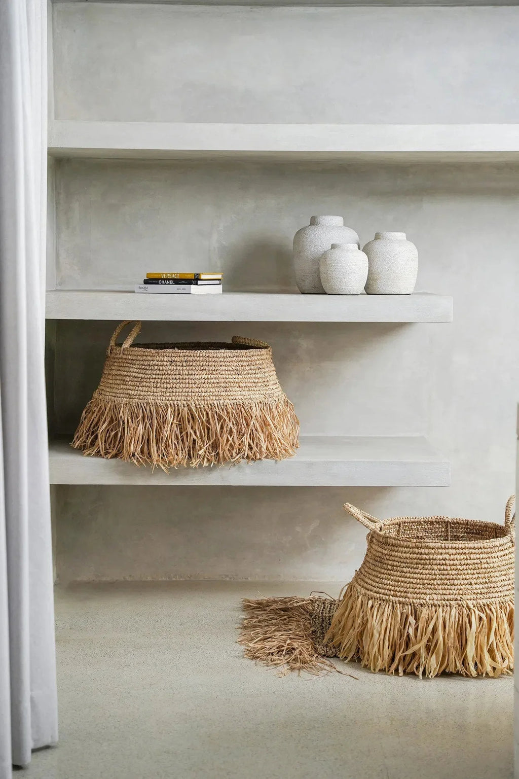 Panier en paille tissée avec frange shaggy, parfait pour la décoration intérieure