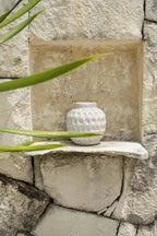 Vase rond en terre cuite effet béton gris avec texture nervurée de 14 cm