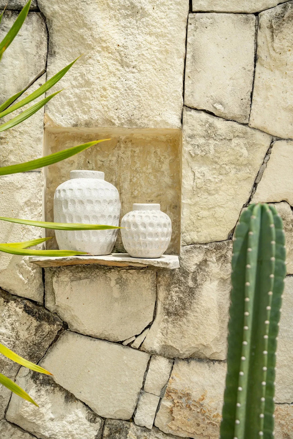Vases ronds en terre cuite effet béton gris avec motif texturé, décoration intérieure