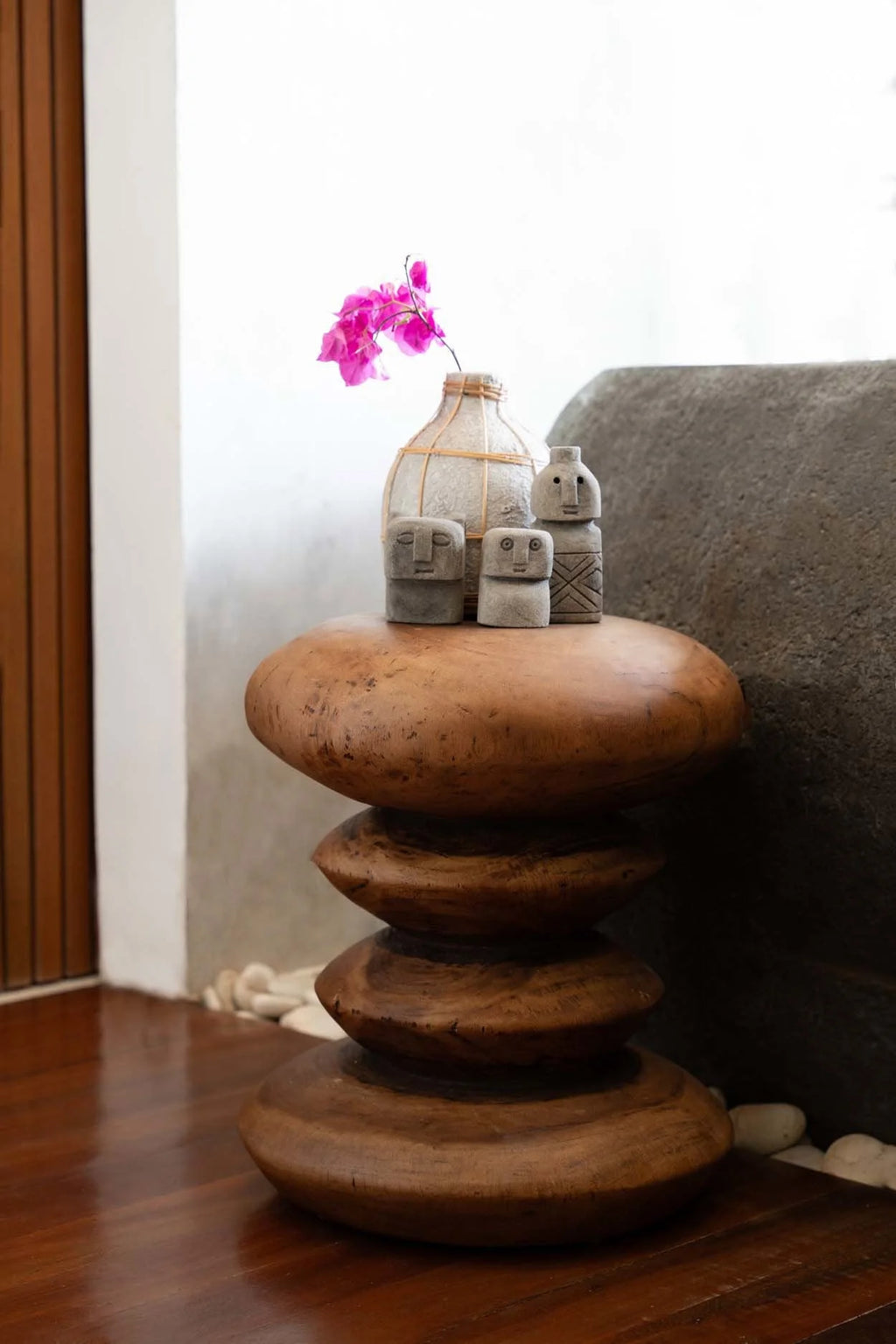 Vase rond en terre cuite et rotin 19 cm béton naturel