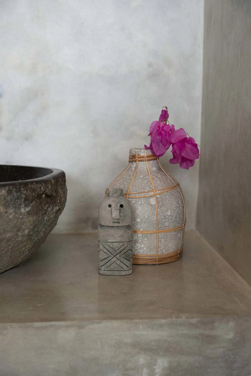 Vase rond en terre cuite et rotin 19 cm béton naturel