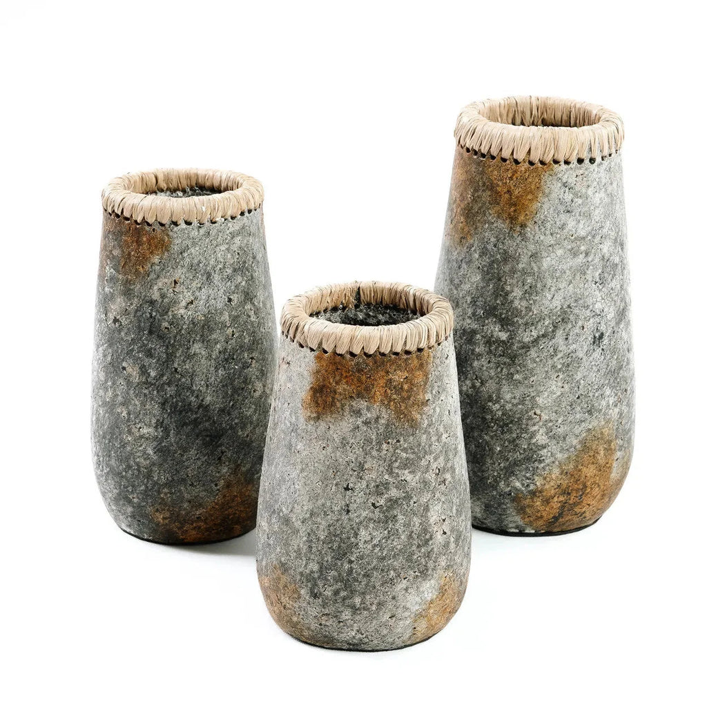 Vase en terre cuite gris antique avec bord en raphia – H26 cm