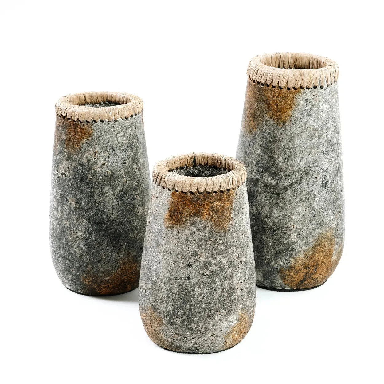 Vase en terre cuite gris antique avec bord en raphia – H26 cm