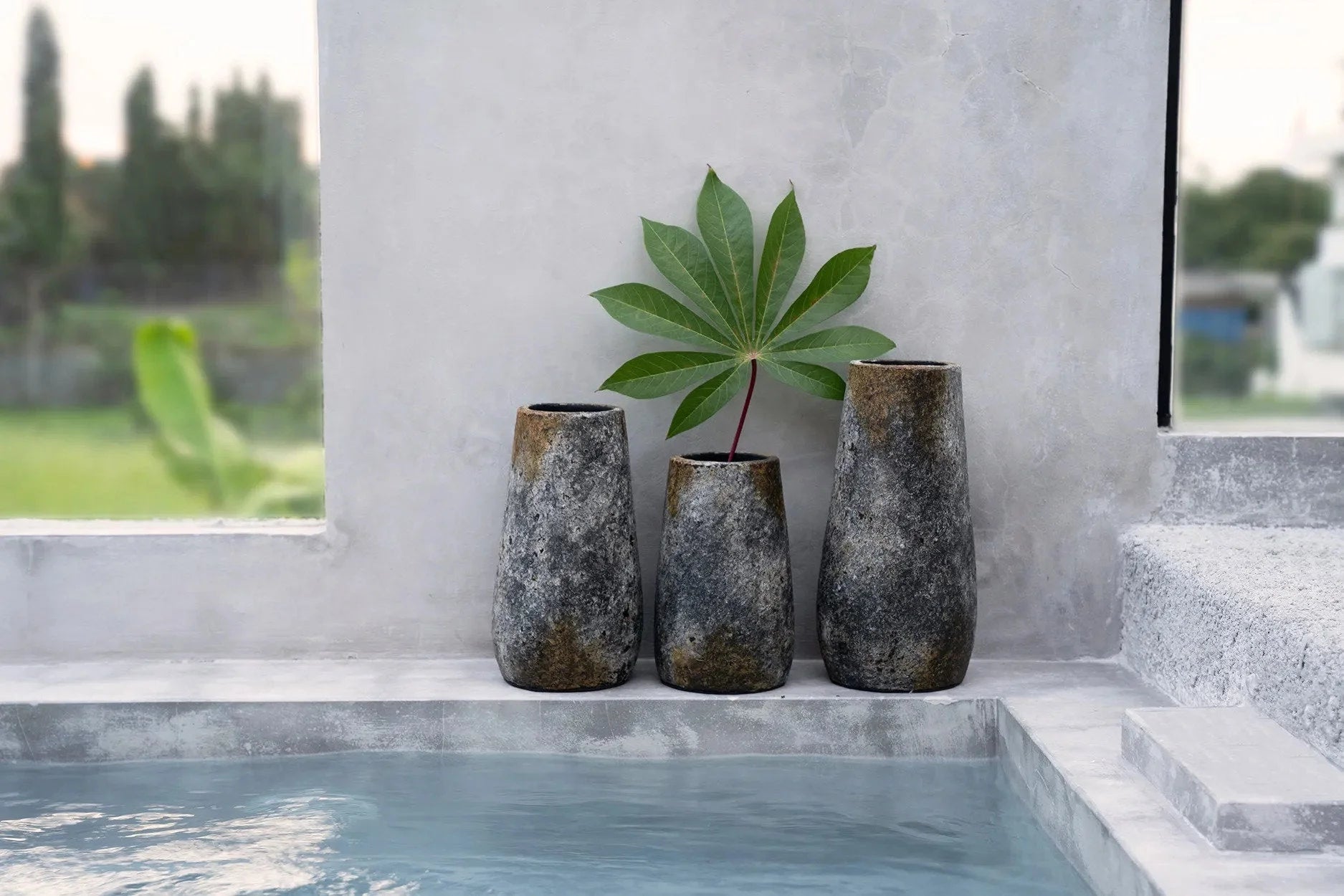 Vase en terre cuite gris antique effet minéral – H22 cm