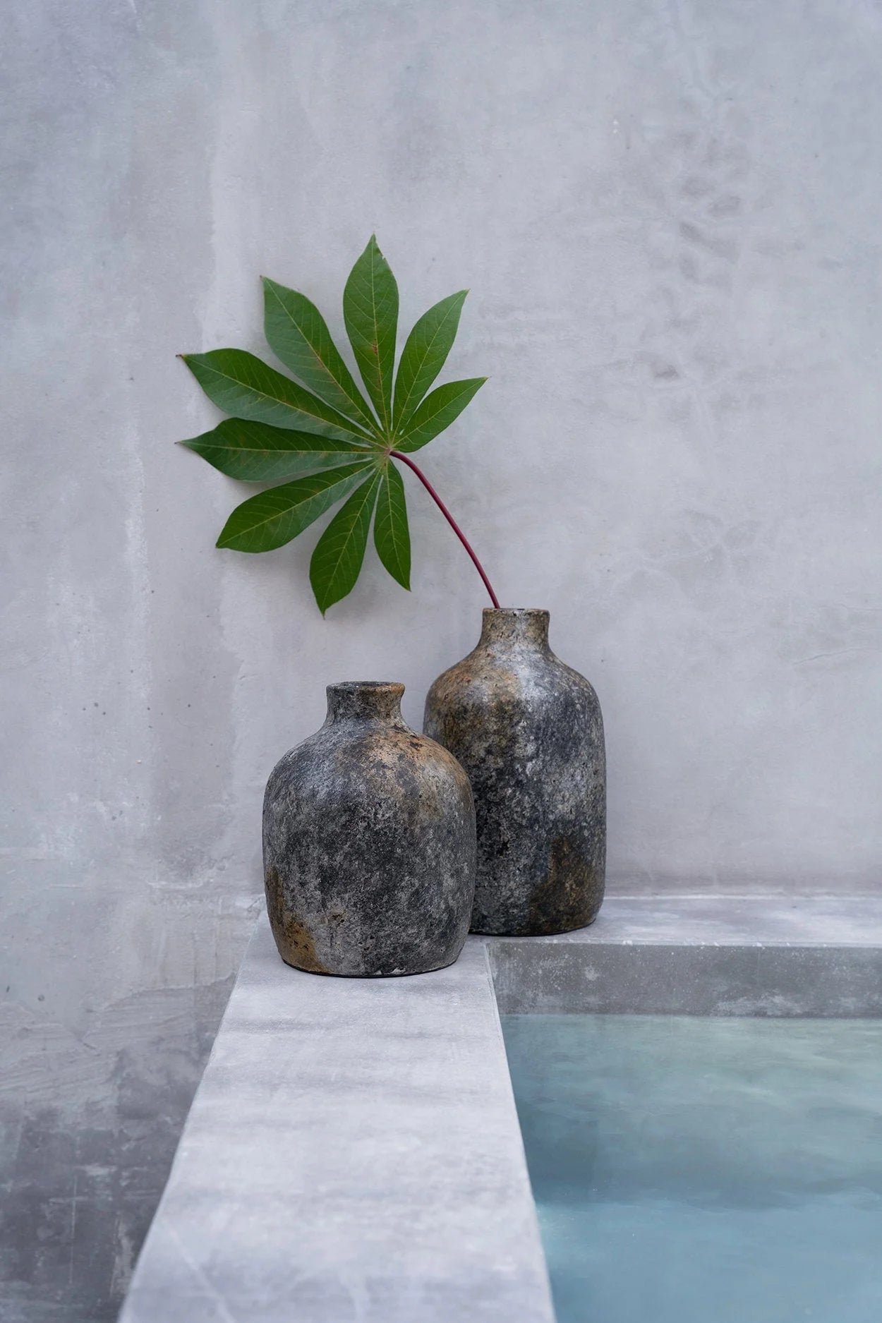 Vase en terre cuite gris antique finition vieillie – H24 cm