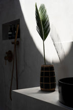 Vase en terre cuite noir avec détail en rotin tressé – H22 cm