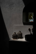Vase en terre cuite et rotin noir naturel H23 cm