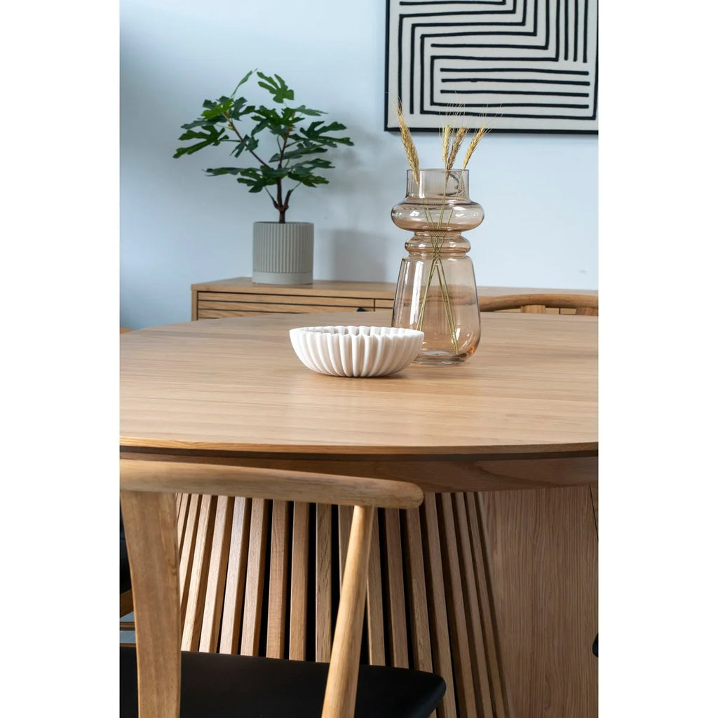 Vase en verre ambré translucide cylindrique segmenté H31 cm sur table en bois