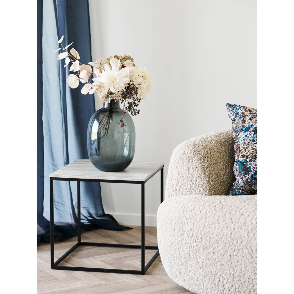 Vase en verre fumé gris effet bulles avec fleurs blanches