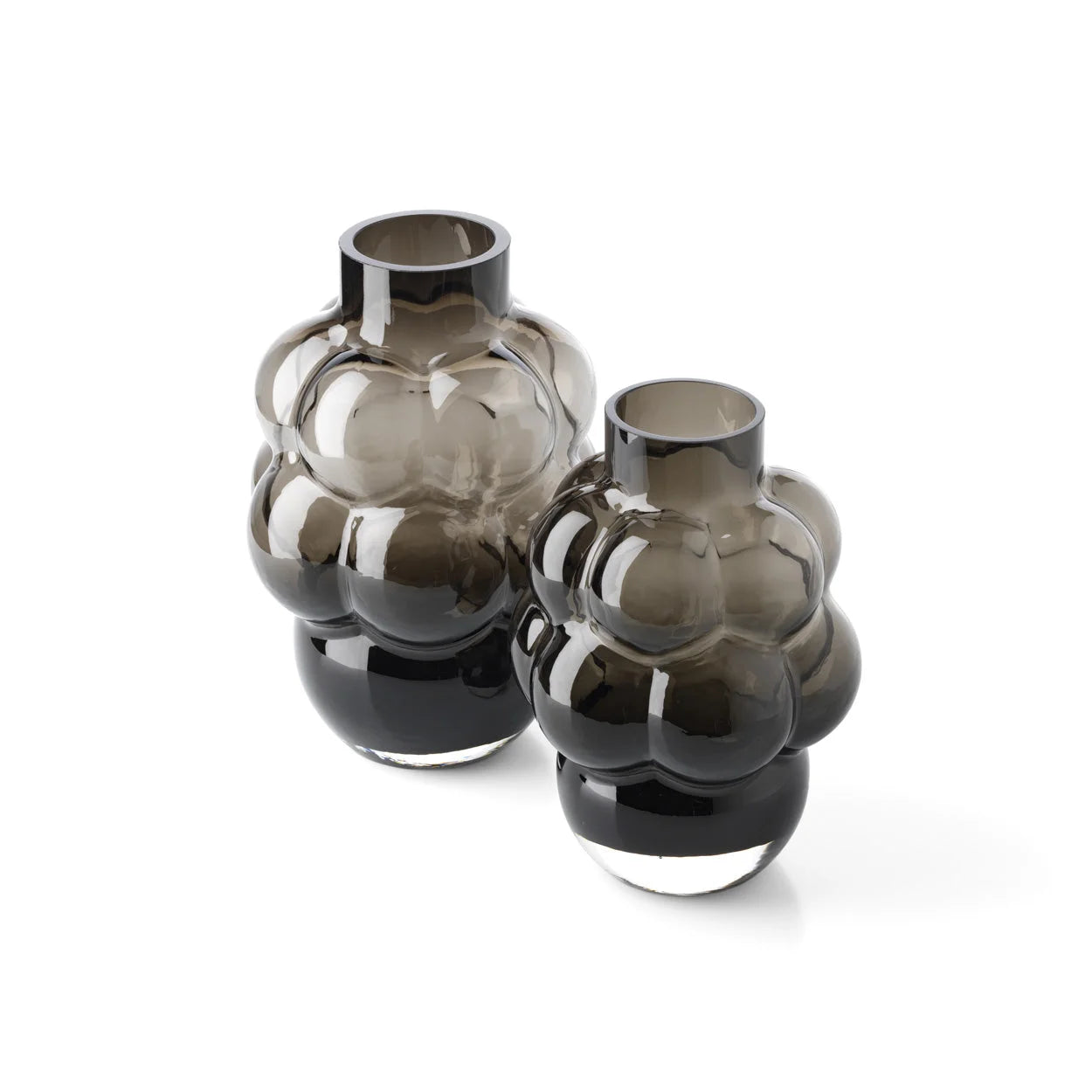 Deux vases en verre recyclé gris fumé, forme bulbe sculptée, H21 cm
