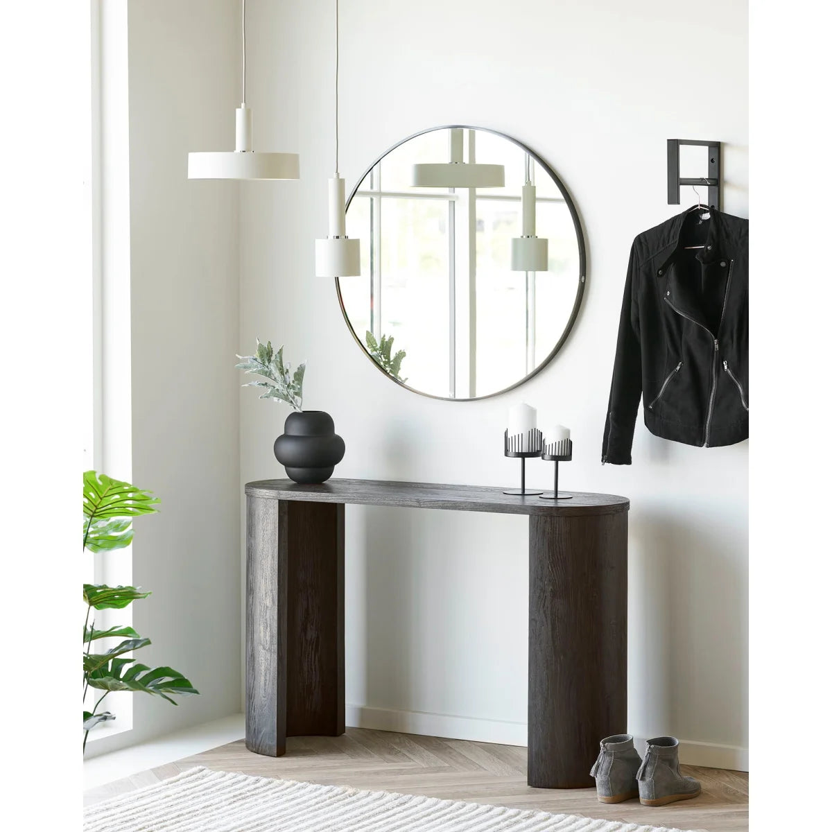 Table console en bois sombre à dessus courbé et pieds cylindriques