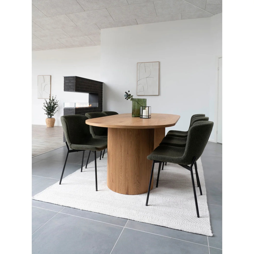 Table à manger ovale moderne en chêne clair avec base cannelée et chaises vertes