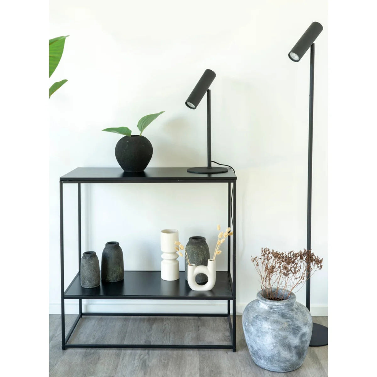 Console en métal noir avec deux étagères, idéale pour la décoration intérieure