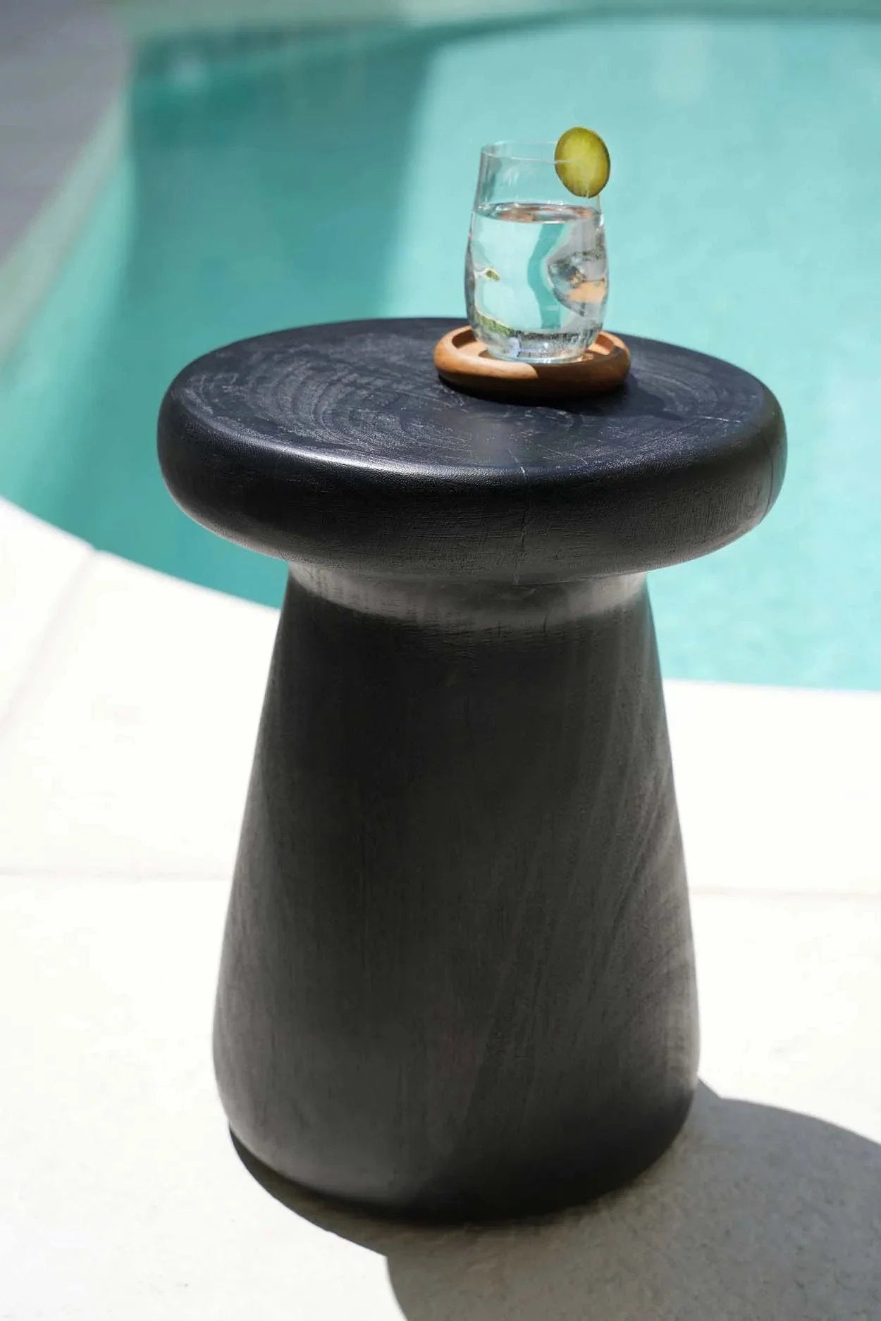 Table basse en marbre noir avec sous-verre en teck naturel rond