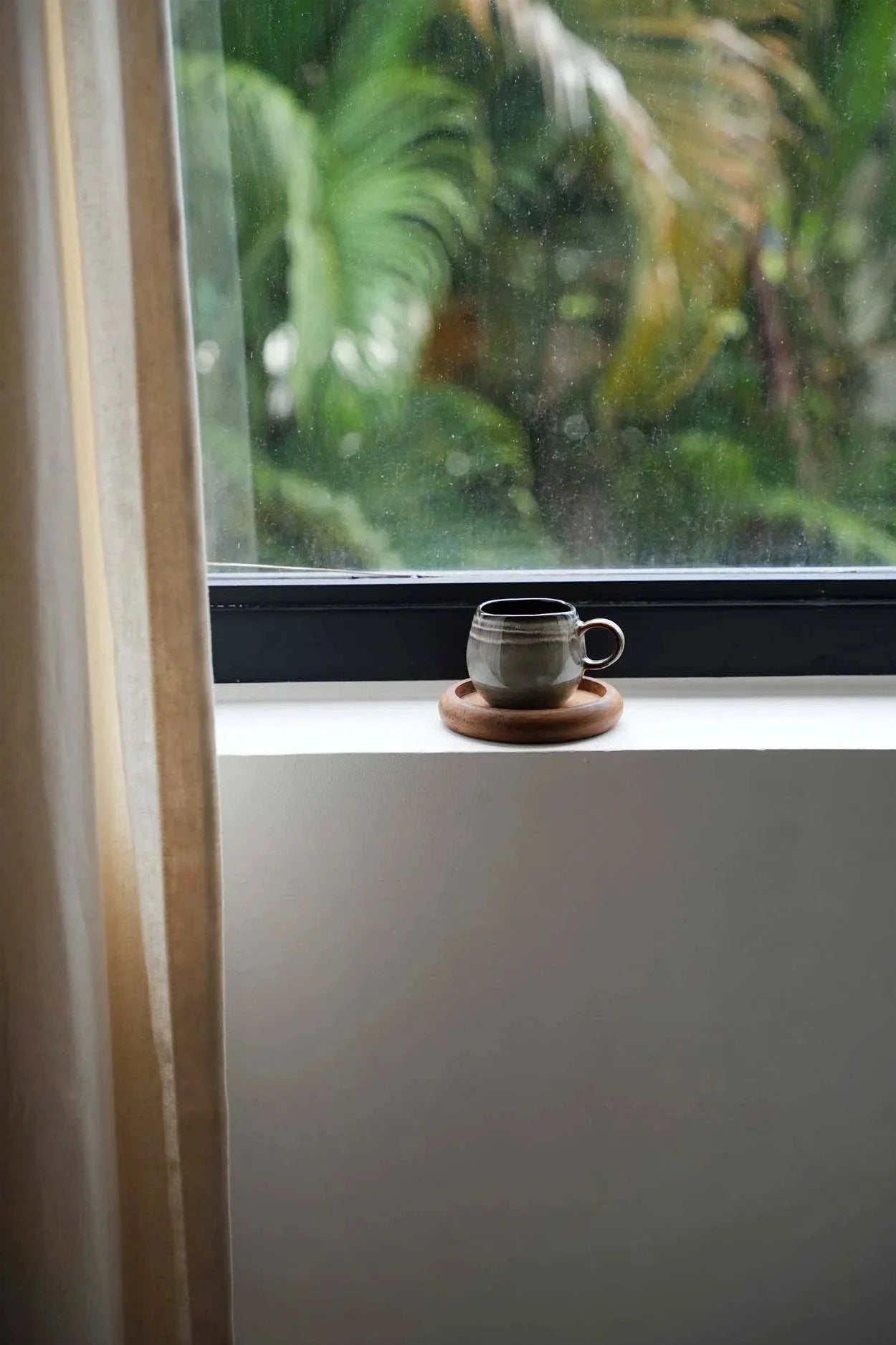 Tasse en céramique avec sous-verre en bois de teck rond naturel