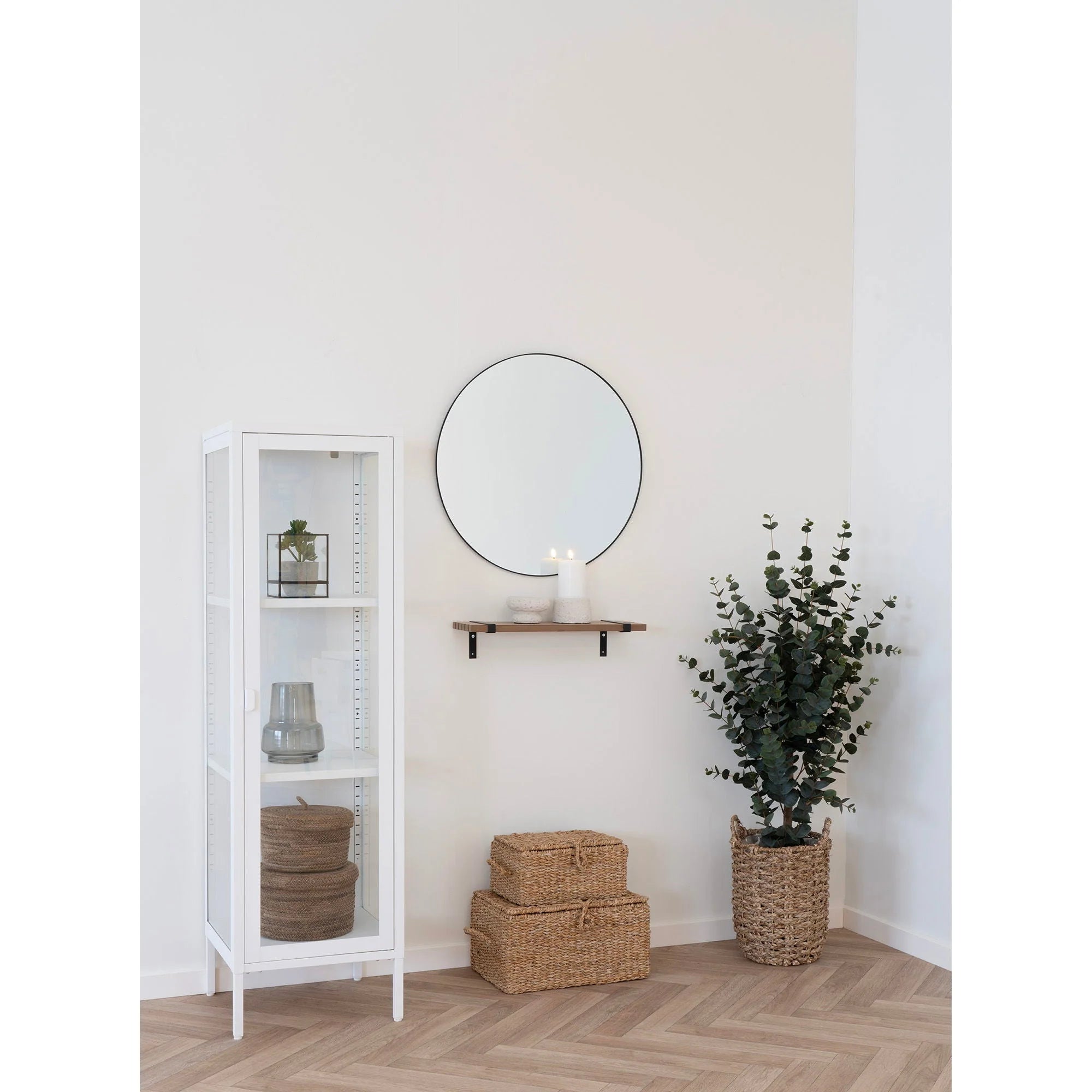 Miroir rond à cadre noir fin dans vitrine étroite métal blanc 140 cm
