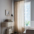 Voilage vintage à motifs floraux installé dans une chambre.