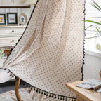 Voilage vintage à motifs floraux avec franges, style minimaliste dans un salon