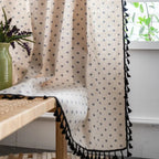 Voilage vintage à motifs floraux avec franges, style minimaliste.
