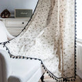 Voilage vintage à motifs floraux avec franges noires, vue générale.